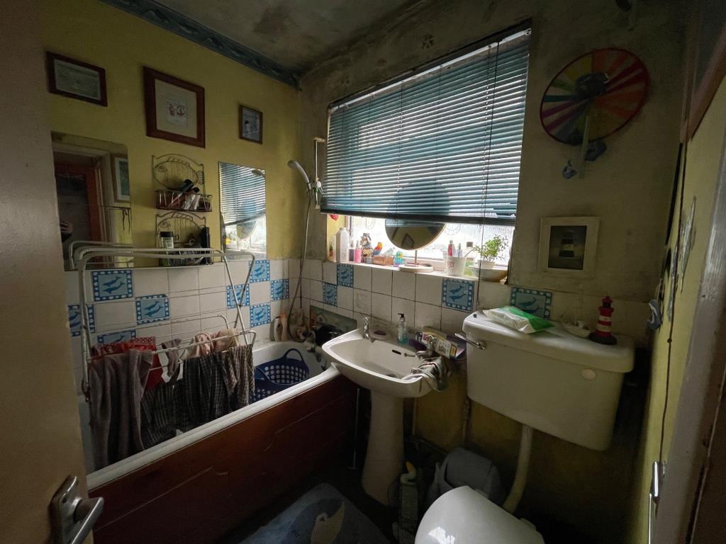 Lot: 144 - TWO-BEDROOM UPPER MAISONETTE FOR IMPROVEMENT WITH GARAGE AND GARDEN - Bathroom